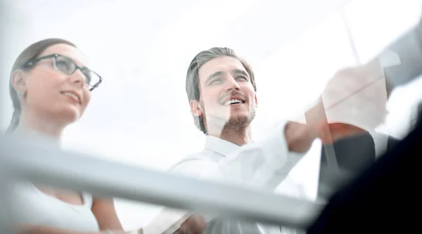 Vista desde detrás de la gente de negocios glass.handshake — Foto de Stock