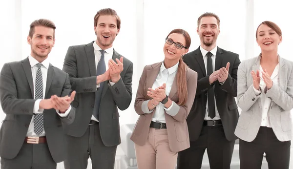 Sonriente equipo de negocios aplaude su éxito —  Fotos de Stock