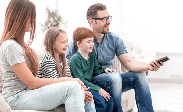 Família assiste TV na moderna sala de estar — Fotografia de Stock