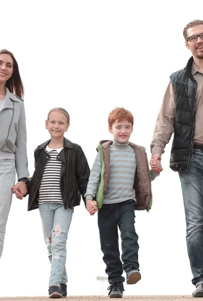 Em pleno crescimento.uma jovem família com seus filhos caminhando em direção ao seu sonho — Fotografia de Stock