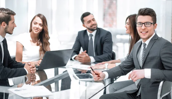 Equipo de negocios exitoso sentado en la oficina Escritorio — Foto de Stock