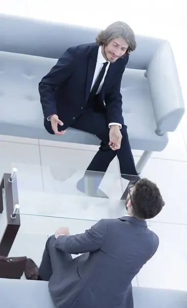 Dos empresarios discutiendo en el lugar de trabajo —  Fotos de Stock