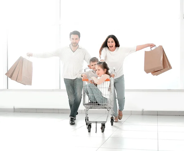 Sammansvetsad familj går shopping. — Stockfoto