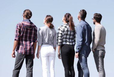 arka view.a bir grup genç insan kopya alanı seyir