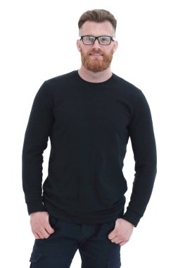 siyah balıkçı yakalı kendine güvenen bir adam.beyaz izole