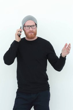 onun akıllı telefon konuşurken sportif genç adam . beyaz izole