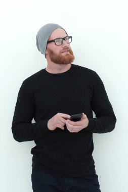 boş alana bakan akıllı telefon ile güzel sakallı adam