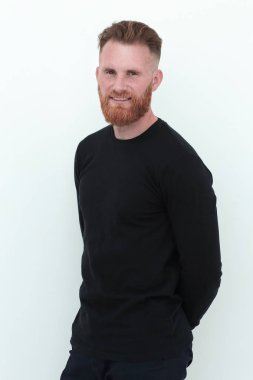 siyah bir kazak modern çekici adam. beyaz izole