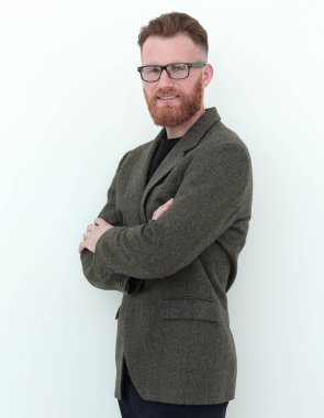 gözlüklü yakışıklı sakallı adam.beyaz izole