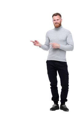 çekici sakallı adam yan bir yere işaret