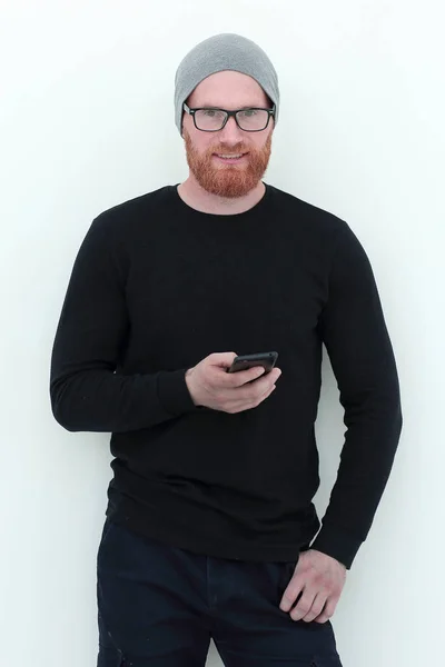Homem moderno e atraente com um smartphone. isolado — Fotografia de Stock