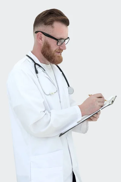 Médico escribe un informe médico. aislado en blanco — Foto de Stock