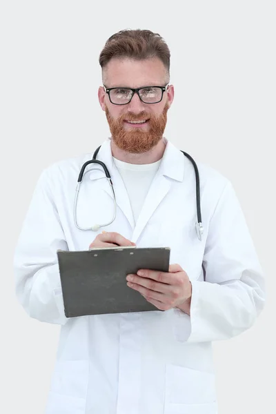 Médico escribe un informe médico. aislado en blanco — Foto de Stock