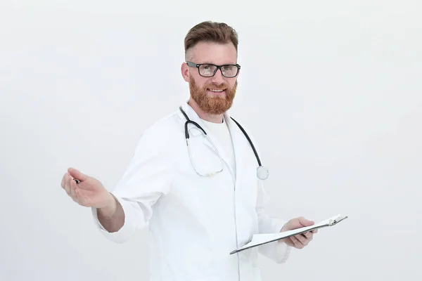 Médecin amical avec presse-papiers. isolé sur blanc — Photo