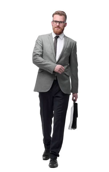 Homem de negócios bem sucedido com pasta vai em frente. isolado em branco — Fotografia de Stock