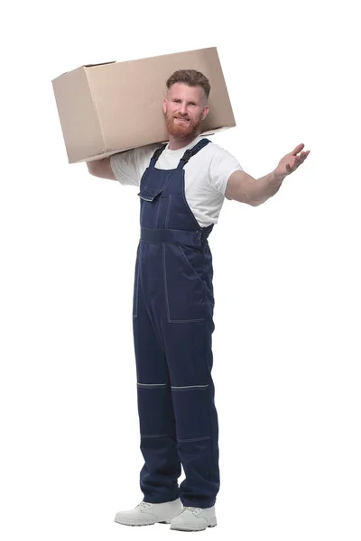 Homem amigável com uma caixa de papelão no ombro. isolado em branco — Fotografia de Stock