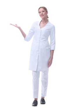 gülümseyen doktor kadın kopya alanı işaret ediyor. beyaz izole