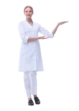 gülümseyen doktor kadın kopya alanı işaret ediyor. beyaz izole