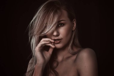 yakın çekim.güzel bir genç kadının portresi.