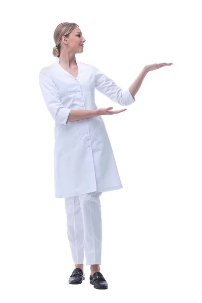 Mujer doctora sonriente señalando el espacio de copia. aislado en blanco — Foto de Stock