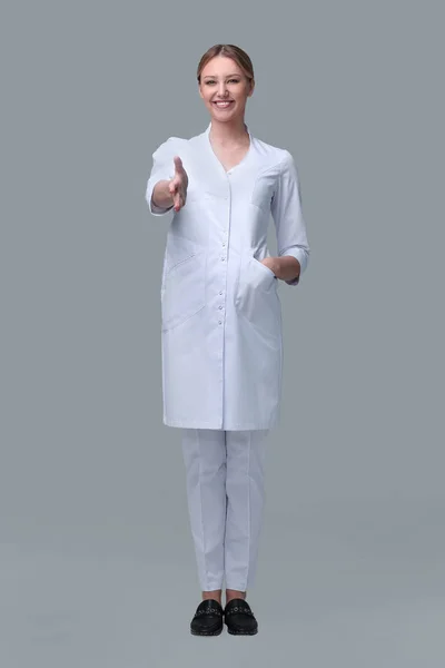 Médico amigável mulher esticando a mão para aperto de mão. isolado em branco — Fotografia de Stock