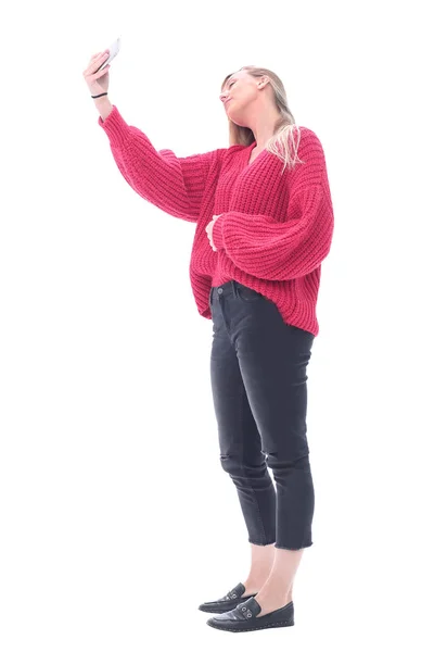 Giovane donna felice che si fa un selfie. isolato su bianco — Foto Stock
