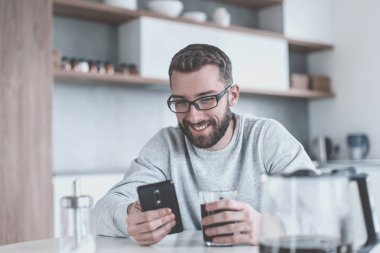 Kapat. Kahvaltıda e-posta okuyan adam