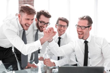 Birbirimizi bir beşlik veren çalışanlar