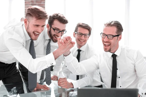 Werknemers geven elkaar een high five — Stockfoto