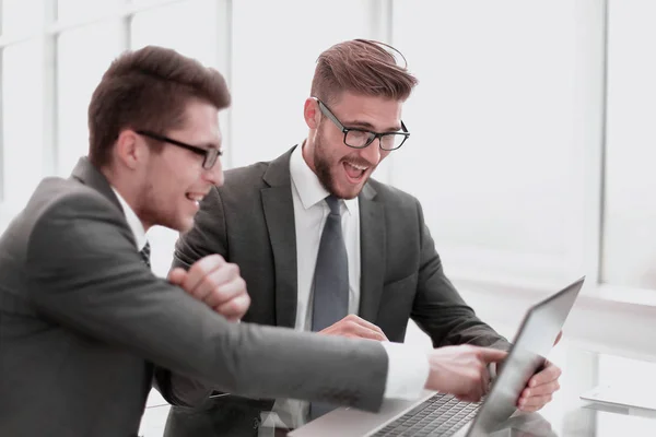 Close up. Kollegen am Laptop im Büro — Stockfoto