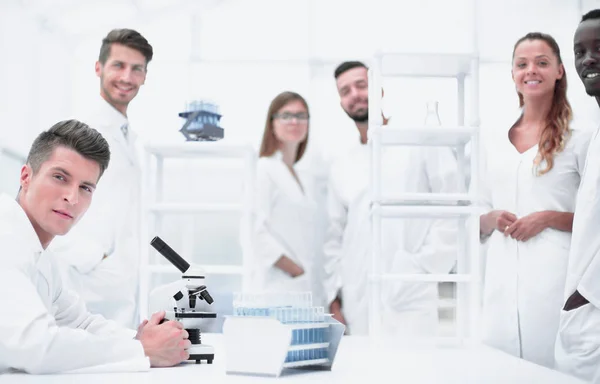 Científico masculino trabajando con microscopio — Foto de Stock