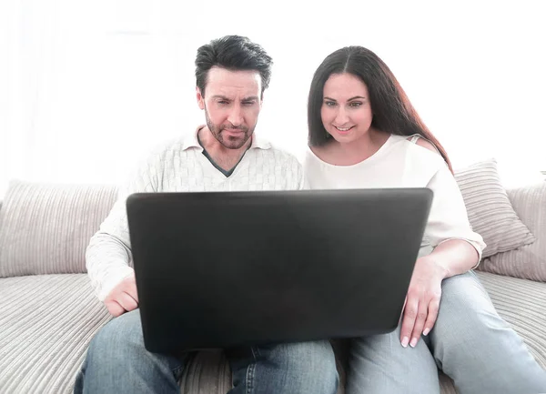 Getrouwd stel kijken naar een show op hun laptop — Stockfoto