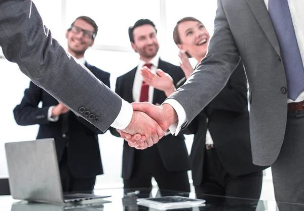 Stretta di mano d'affari dei partner commerciali dopo la firma del contratto — Foto Stock