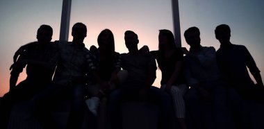 yaratıcı gençlerin büyük bir pencere arka plan üzerinde