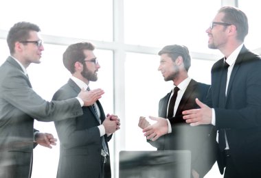 İş ekibi yeni fikirleri tartışıyor