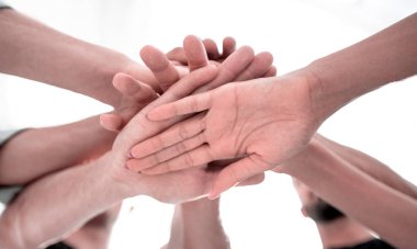 Arkadaşlar elinde yığını ile çok ırklı grup
