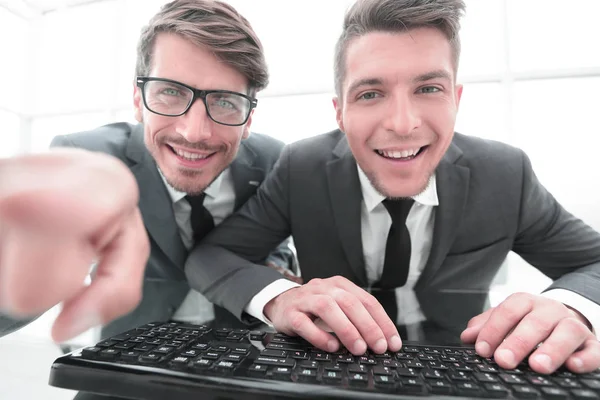 Twee zakenman kijken naar de camera en tonen met een vinger — Stockfoto