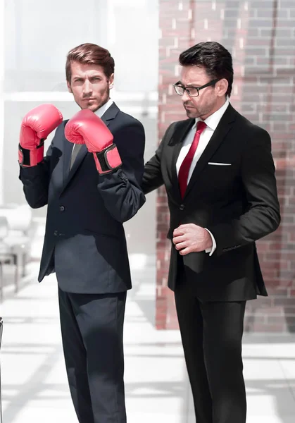 Anwalt berät den Geschäftsmann in Boxhandschuhen — Stockfoto