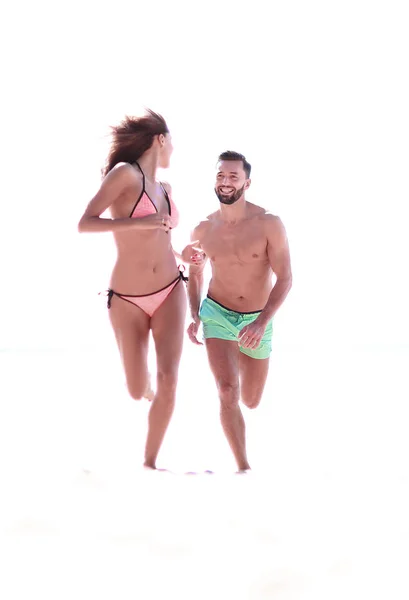 Paar plezier uitgevoerd throughsand op strand. — Stockfoto