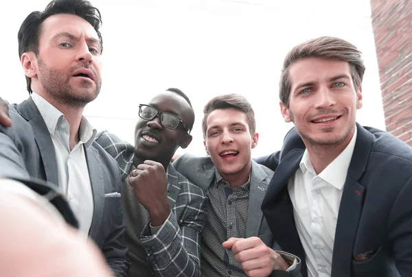 Főnök és az üzleti csapat veszi selfies az irodában — Stock Fotó