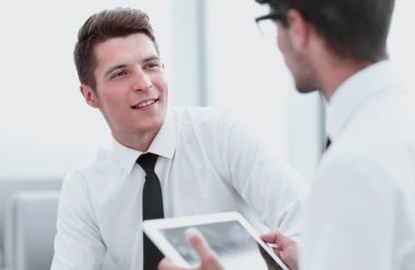 yakın.ofiste oturan iş arkadaşları.