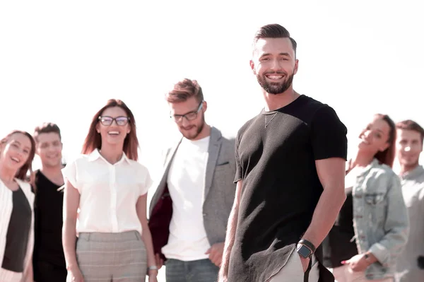 Joven empresario en el fondo de su equipo de negocios — Foto de Stock