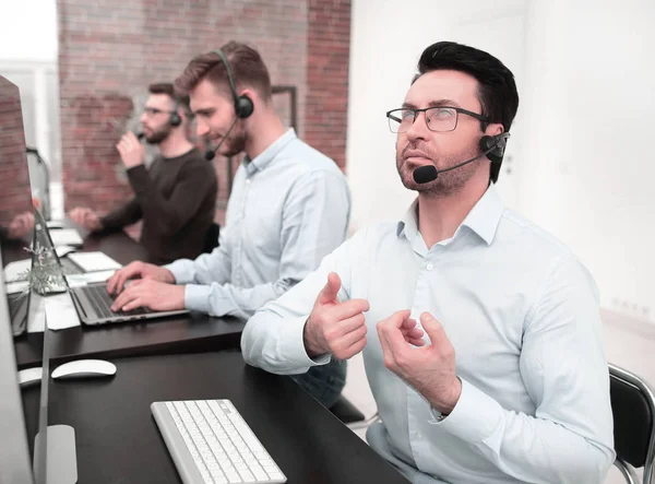 Empresário em uma sessão de vídeo no call center — Fotografia de Stock