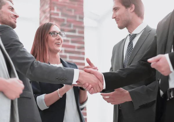 Grupo de personas charlando en la oficina — Foto de Stock