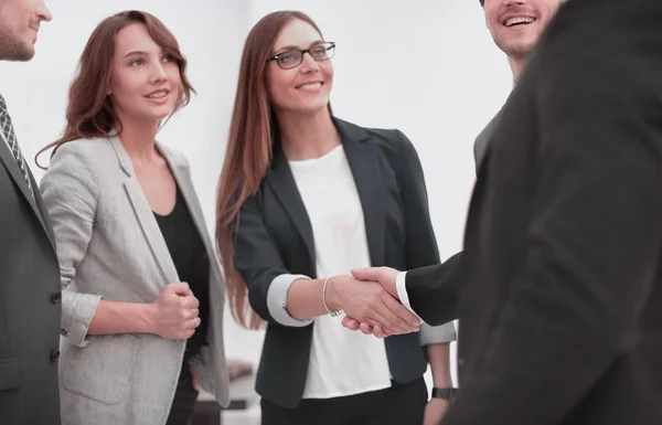 Conceito de negócios e escritório - sorrindo equipe de negócios — Fotografia de Stock