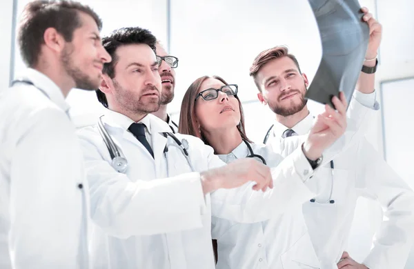 Skupina lékařů o x-ray — Stock fotografie
