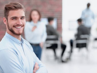 Ortak çalışma süreci, modern ofiste çalışan tasarımcılar..