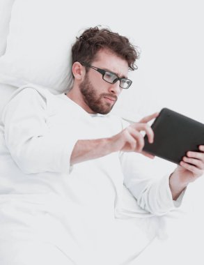 arka plan görüntüsü. modern insan dijital tablet üzerinde okuma.