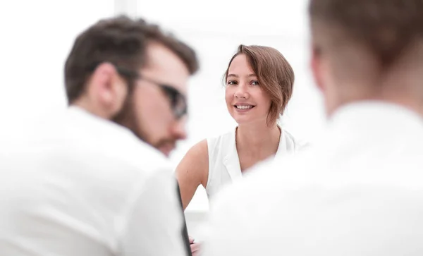 Rückblick.Geschäftskollegen sitzen am Schreibtisch — Stockfoto