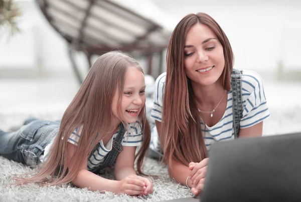 Matka a dcera při pohledu na obrazovku notebooku. — Stock fotografie